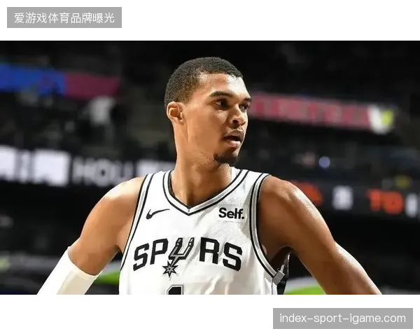 文班亚马总决赛首战暴露经验不足，波波维奇赛后亲自传讯指导新星调整心态